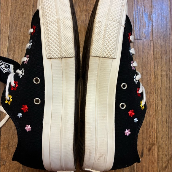 NWOT Converse Black Canvas Platform Low-Top Sneakers with  Embroidered Flowers - Picture 10 of 13
